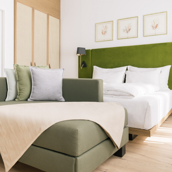 Doppelbett und Seitenschläfer Sofa im Smart Comfort Zimmer