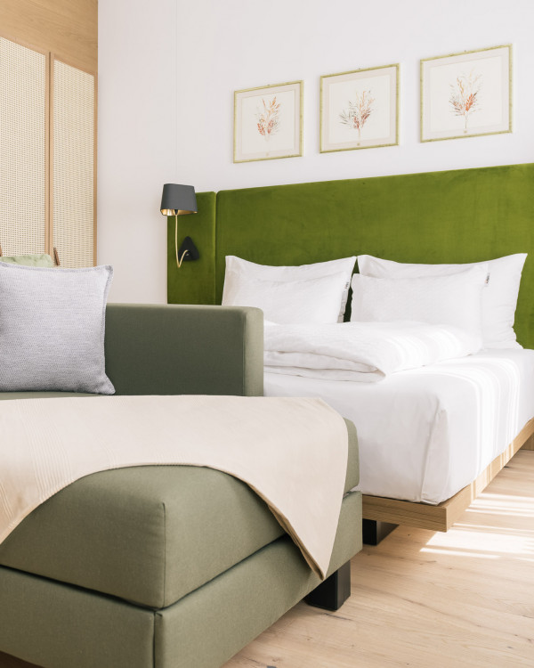 Gemütliches Doppelbett und Seitenschläfer Sofa im Smart Comfort Zimmer