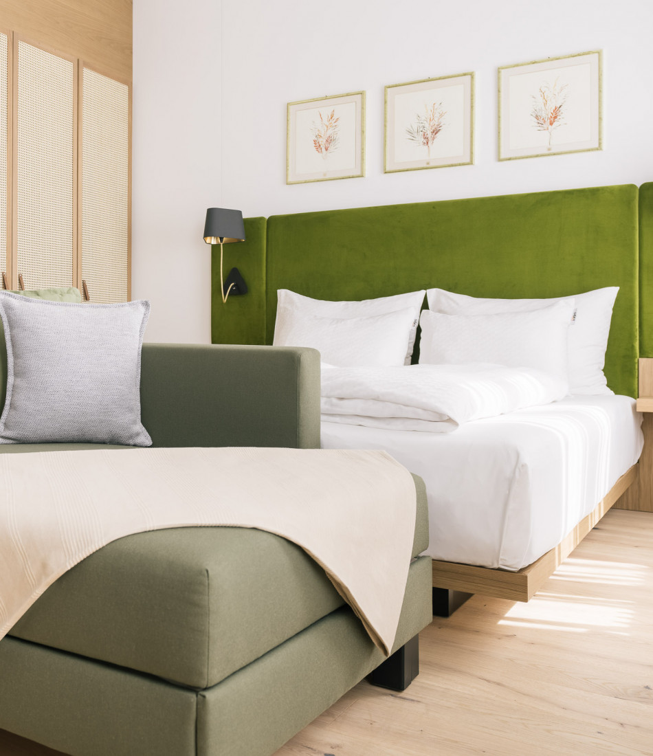 Sidesleeper sofa and large double bed at Bio-Hotel Schani Wienblick