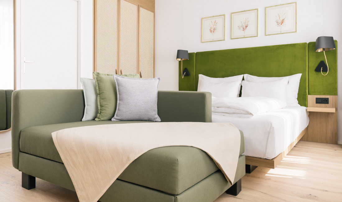Seitenschläfer Sofa vor dem Doppelbett im Smart Comfort Zimmer