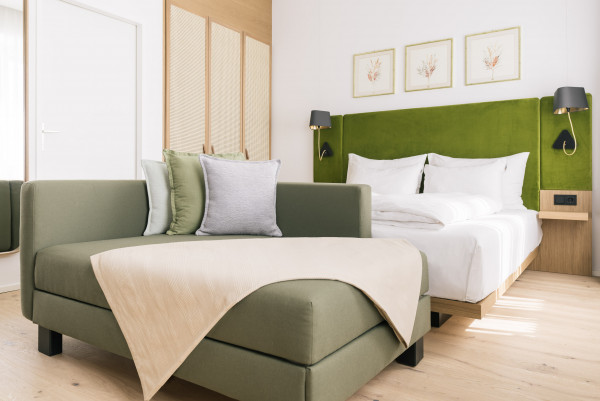 Smart Comfort Zimmer mit Doppelbett und Seitenschläfer Sofa im Bio-Hotel Schani Wienblick