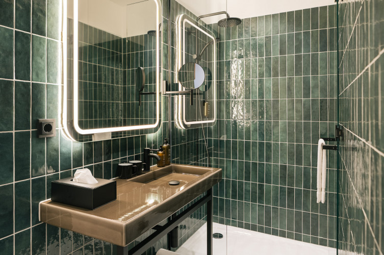 Bathroom with dark green tiles on the wall and Rainshower shower