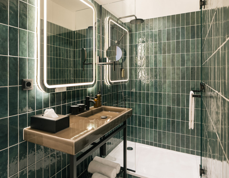 Bathoom with a large rainshower in a Smart Economy Room 