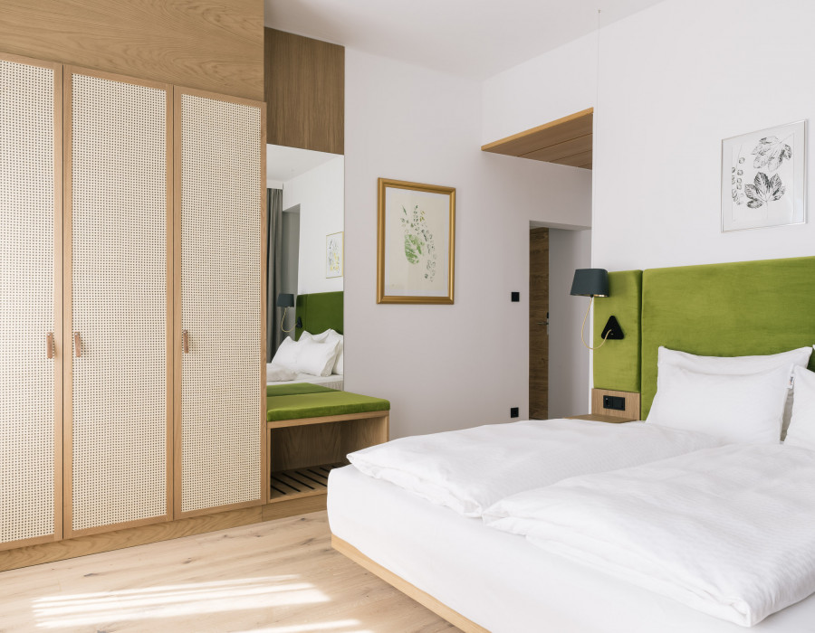 Komfortables Doppelbett und Wandschrank im Smart Double Zimmer
