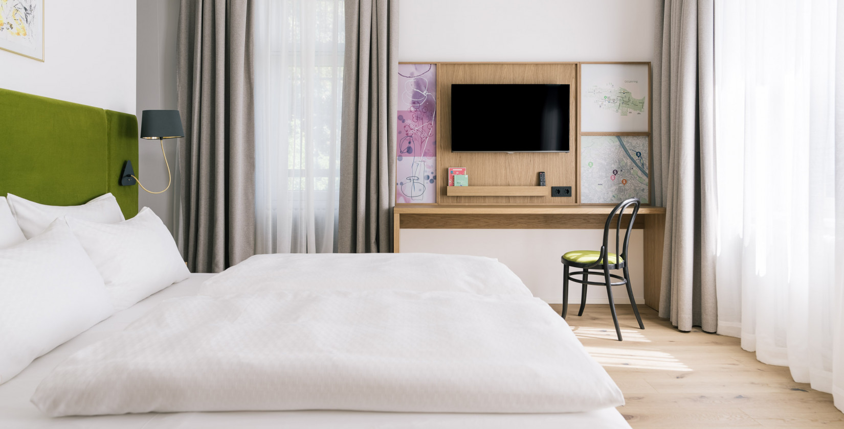 Doppelzimmer mit großem Bett und Arbeitsplatz im Bio-Hotel Schani Wienblick