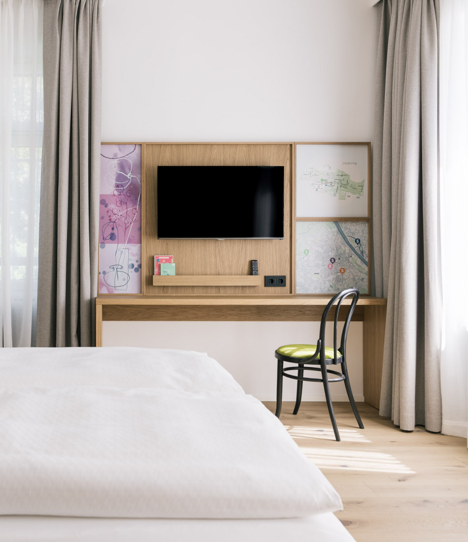 TV und Arbeitsplatz im Doppelzimmer im Bio-Hotel Schani Wienblick