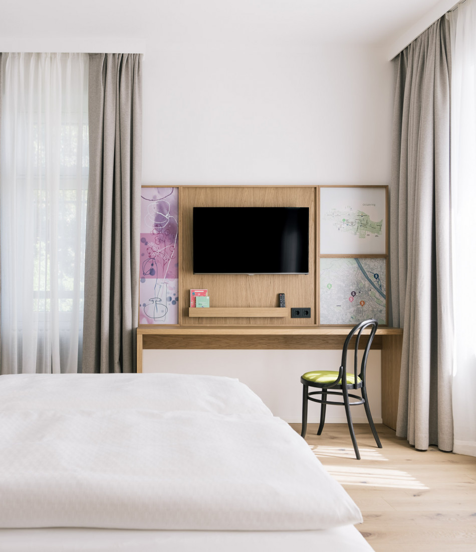 TV und Stadplan von Wien an der Wand im Smart Double Zimmer