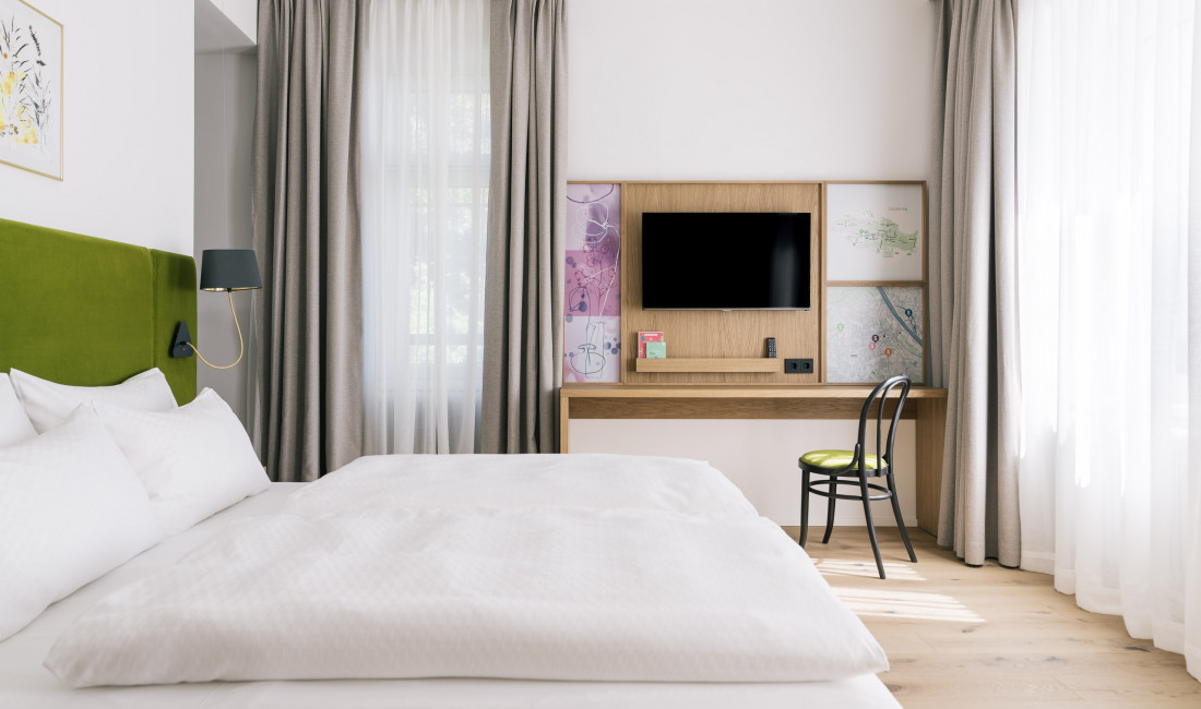 Smart Double Room with a double bed, workplace and TV in the Bio-Hotel Schani Wienblick