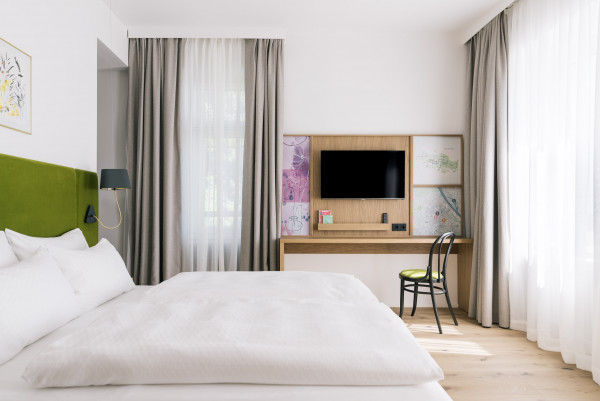 Smart Double Zimmer mit Bett, TV und Arbeitsplatz im Bio-Hotel Schani Wienblick