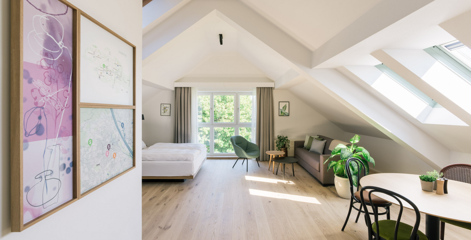 Helles Familien-Apartment mit Doppelbett, ausziehbarem Sofa und Esstisch im Bio-Hotel Schani Wienblick