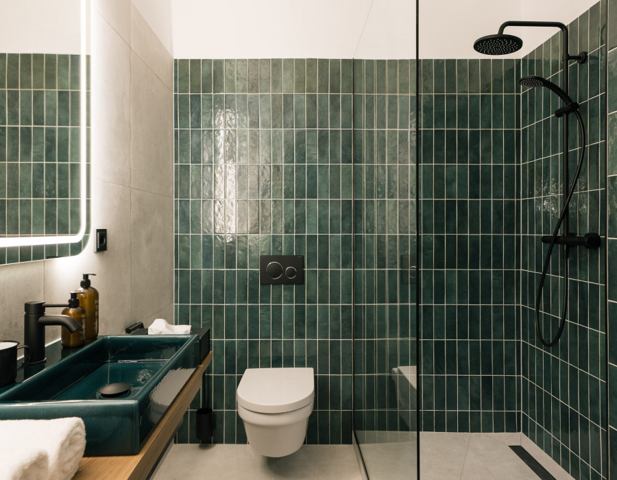 Badezimmer mit Rainshower Dusche, WC und Waschbecken im Smart Double Zimmer