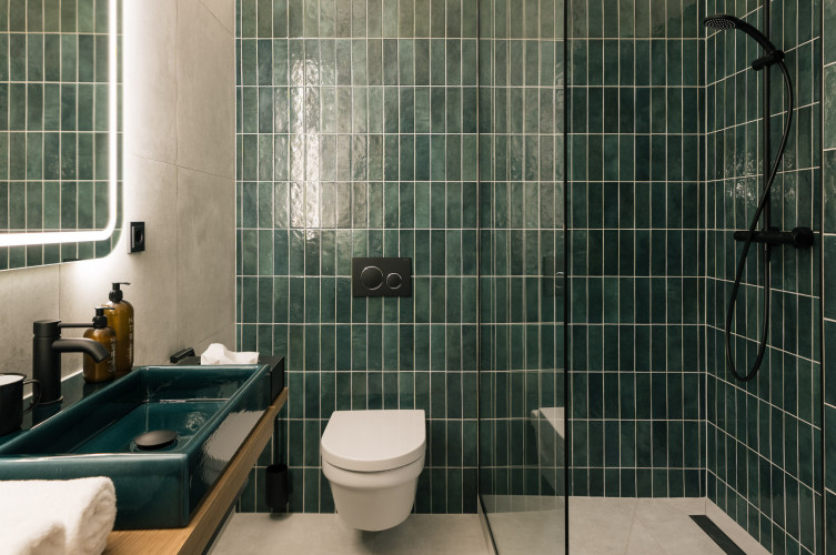 Modernes Badezimmer mit dunkelgrünen Wandfliesen und Rainshower Dusche