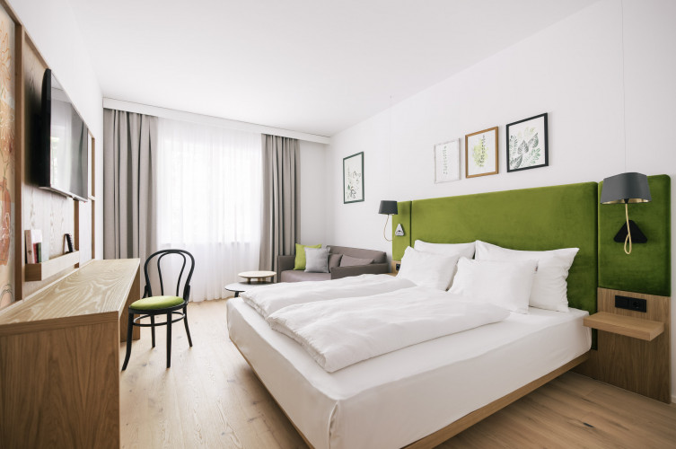 Smart Studio Zimmer mit Doppelbett und ausziehbarem Sofa im Bio-Hotel in Wien