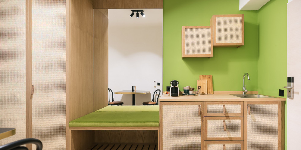 Kitchenette und Esstisch in einem Familienzimmer im Bio-Hotel Schani Wienblick