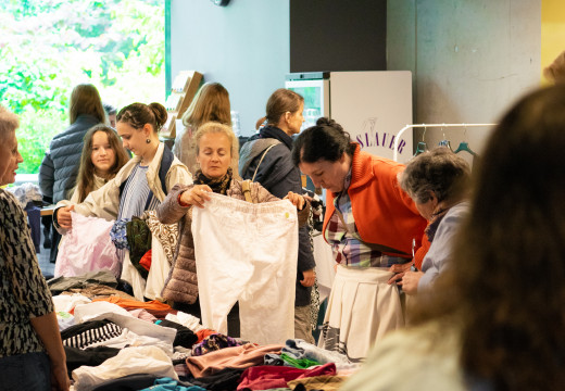 Gäste bei der Kleidertauschparty im Hotel Schani Wien Hauptbahnhof