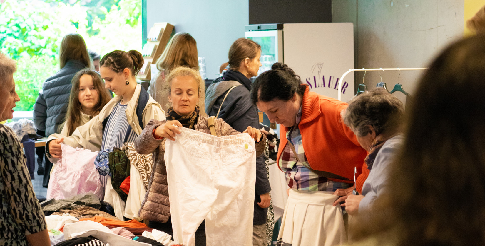 Gäste bei der Kleidertauschparty im Hotel Schani Wien Hauptbahnhof