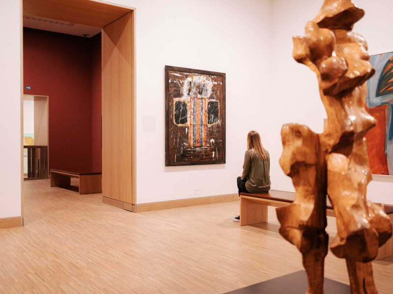 Woman sitting in front of a painting at an exhebition in the Albertina