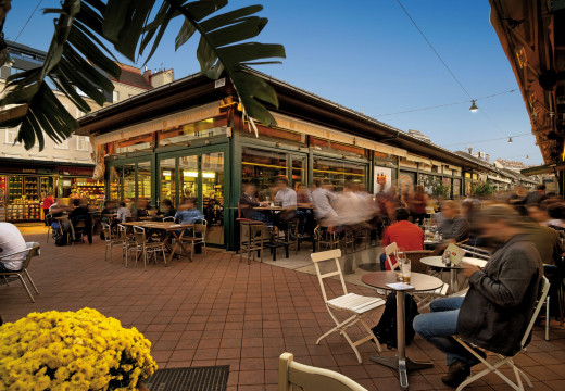 Personen essen im Freien am Naschmarkt in Wien