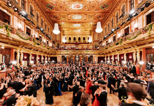 Ballsaal mit tanzenden Ballgästen