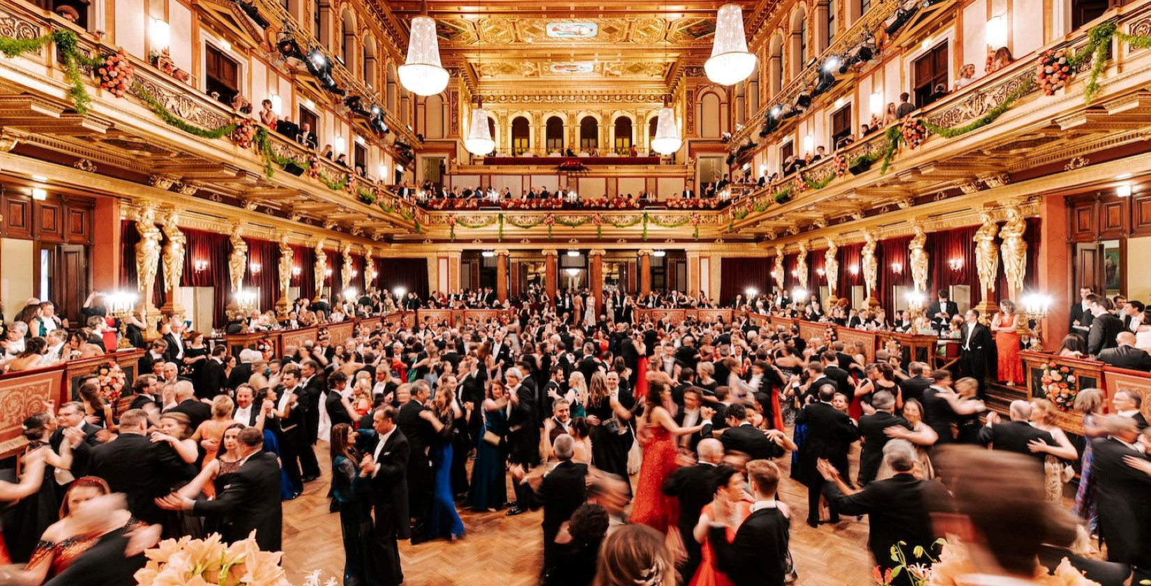 Ballsaal mit tanzenden Ballgästen