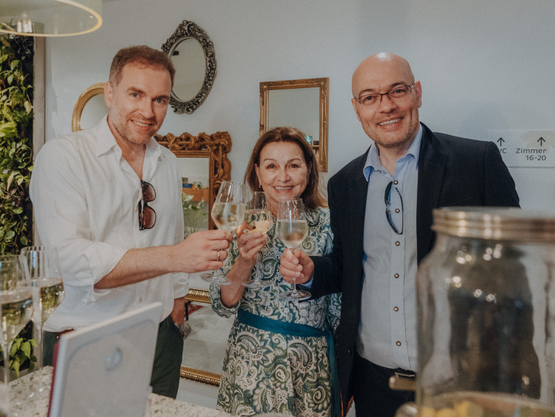 Portrait von Benedikt und Alexander Komarek mit Mutter Hilda
