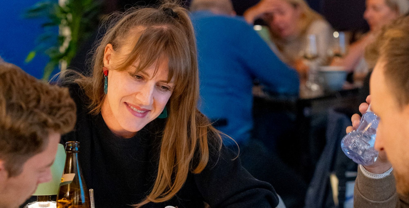 Gäste bei der Quiz Night im Hotel Schani Salon