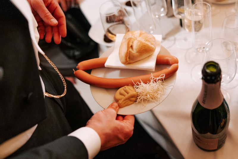 Sacherwürstel und Prosecco beim Ball