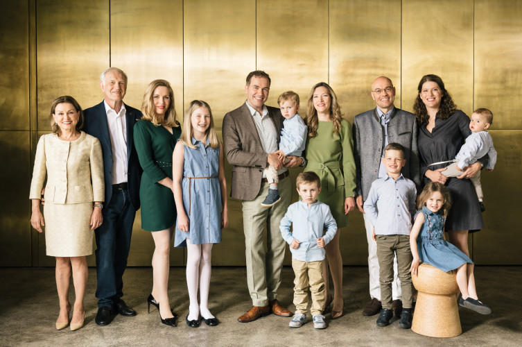 Die gesamte Familie Komarek vor goldenem Hintergrund