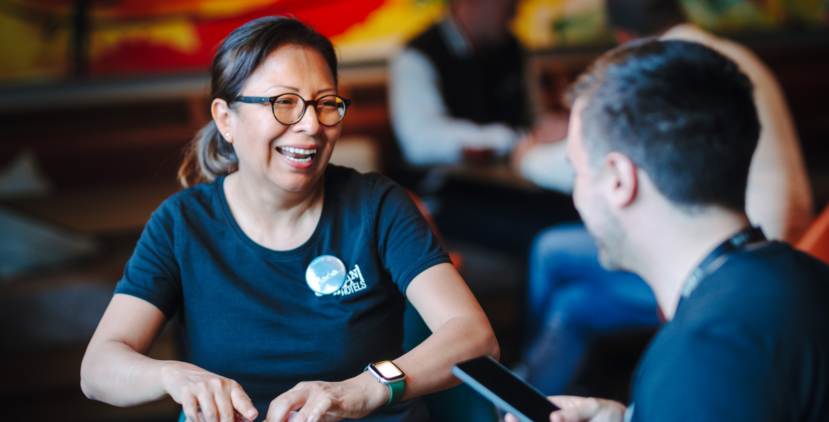 Eine lächelnde Frau beim Team-Frühstück im Hotel Schani