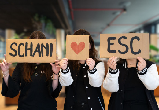 Drei Personen halten Schilder auf denen steht Schani loves ESC
