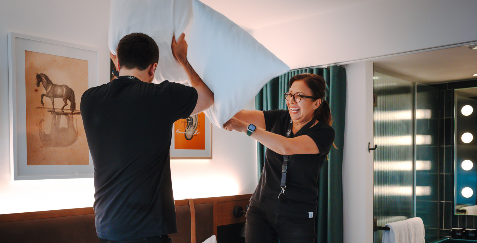 Housekeeper machen Kissenschlacht