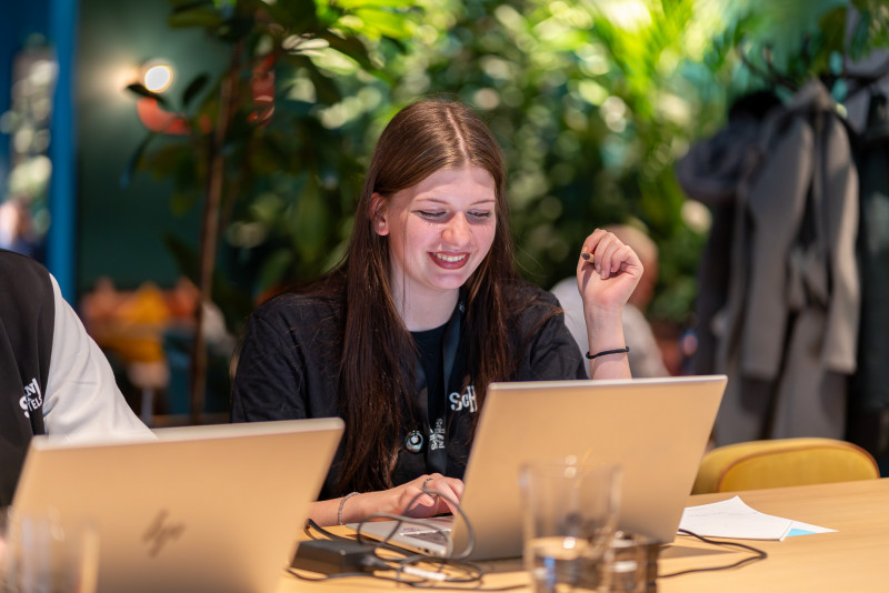 Selli lächelnd vor dem Laptop