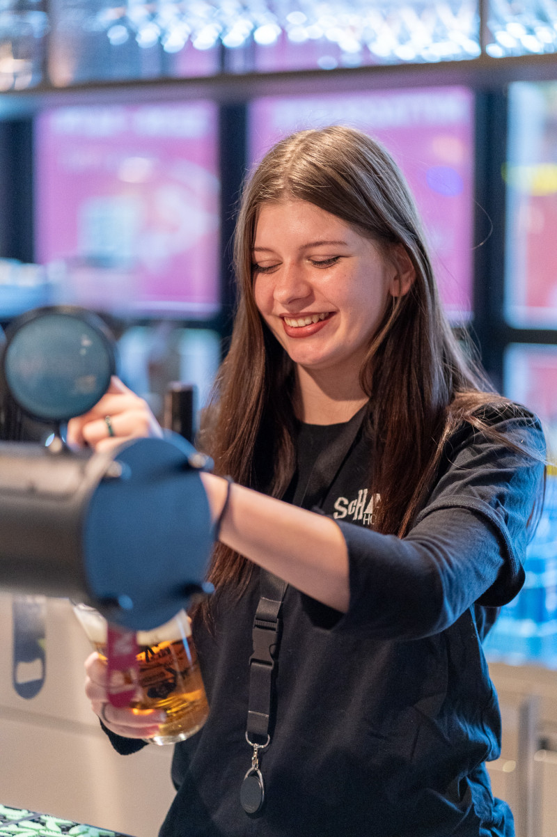 Selli beim Bier zapfen
