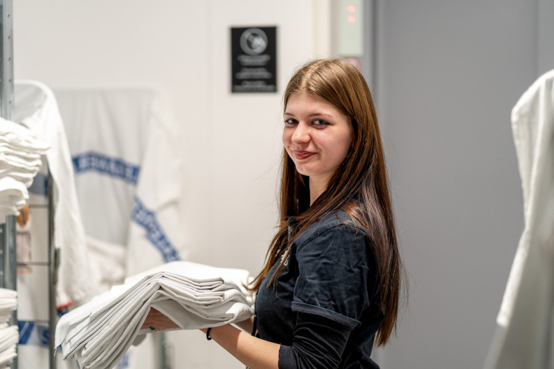Selli holt Bettwäsche aus dem Housekeeping Lager
