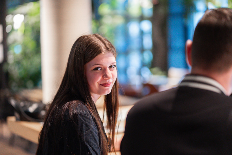 Selli lächelt in die Kamera