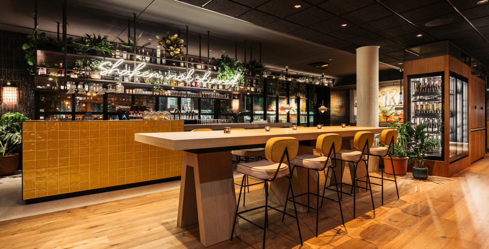 Bar in the hotel Schani Uno City with yellow bar stools and a wine humidifier