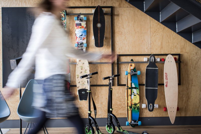 Skateboards und Roller im Hotel Schani Wien