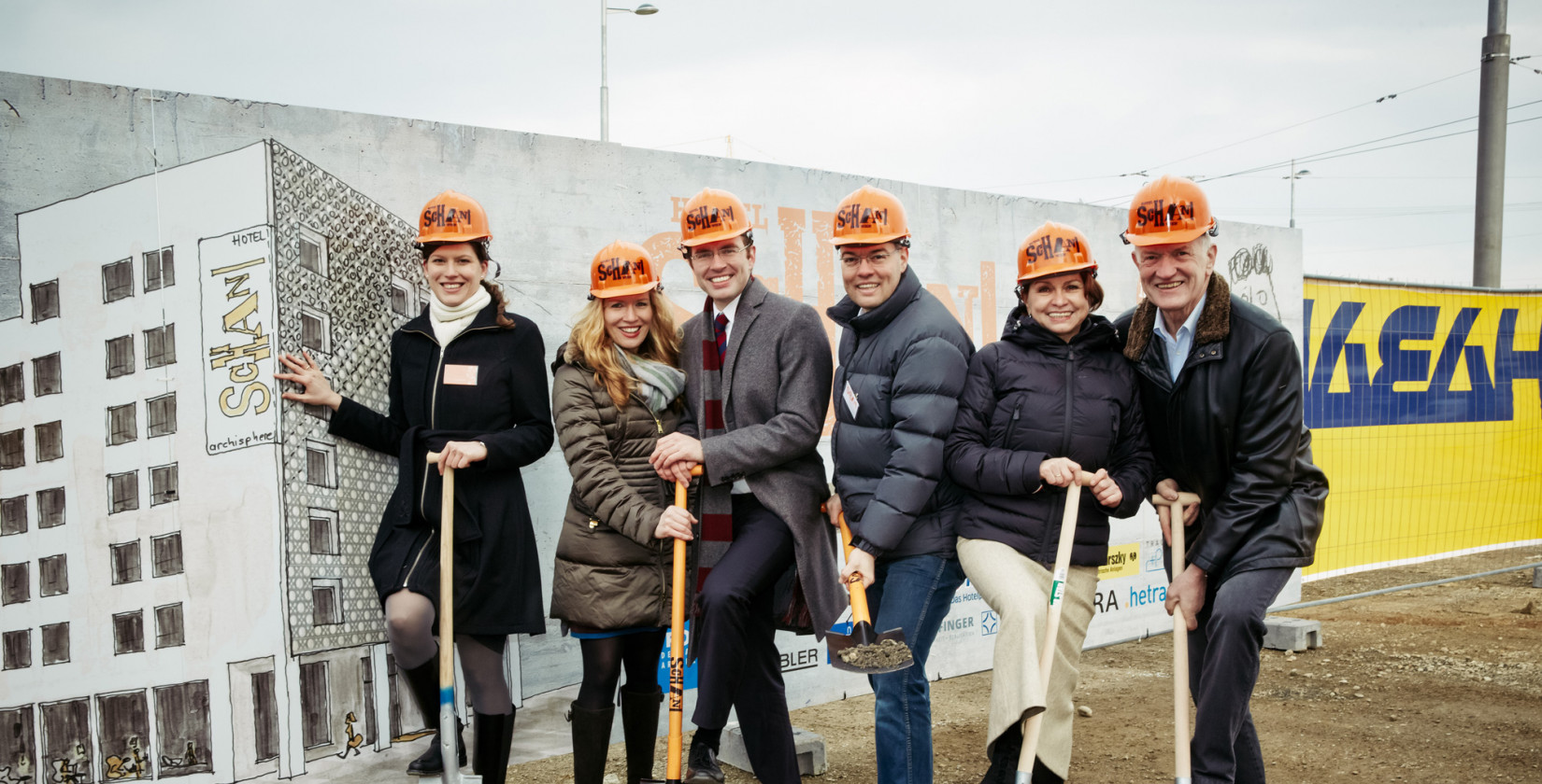 Familie Komarek beim Spatenstich