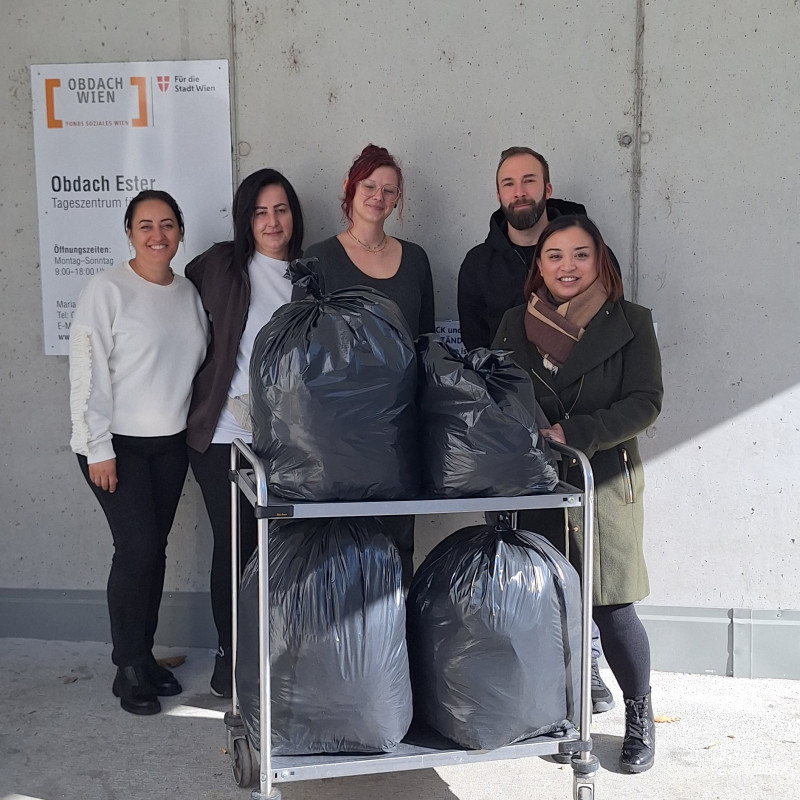 Fünf Personen bei der Kleiderübergabe an das Tageszentrum Obdach Ester