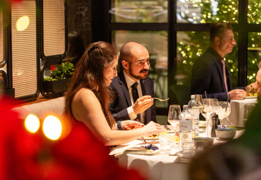 Zwei Personen beim Silvesterdinner im Hotel Schani UNO city