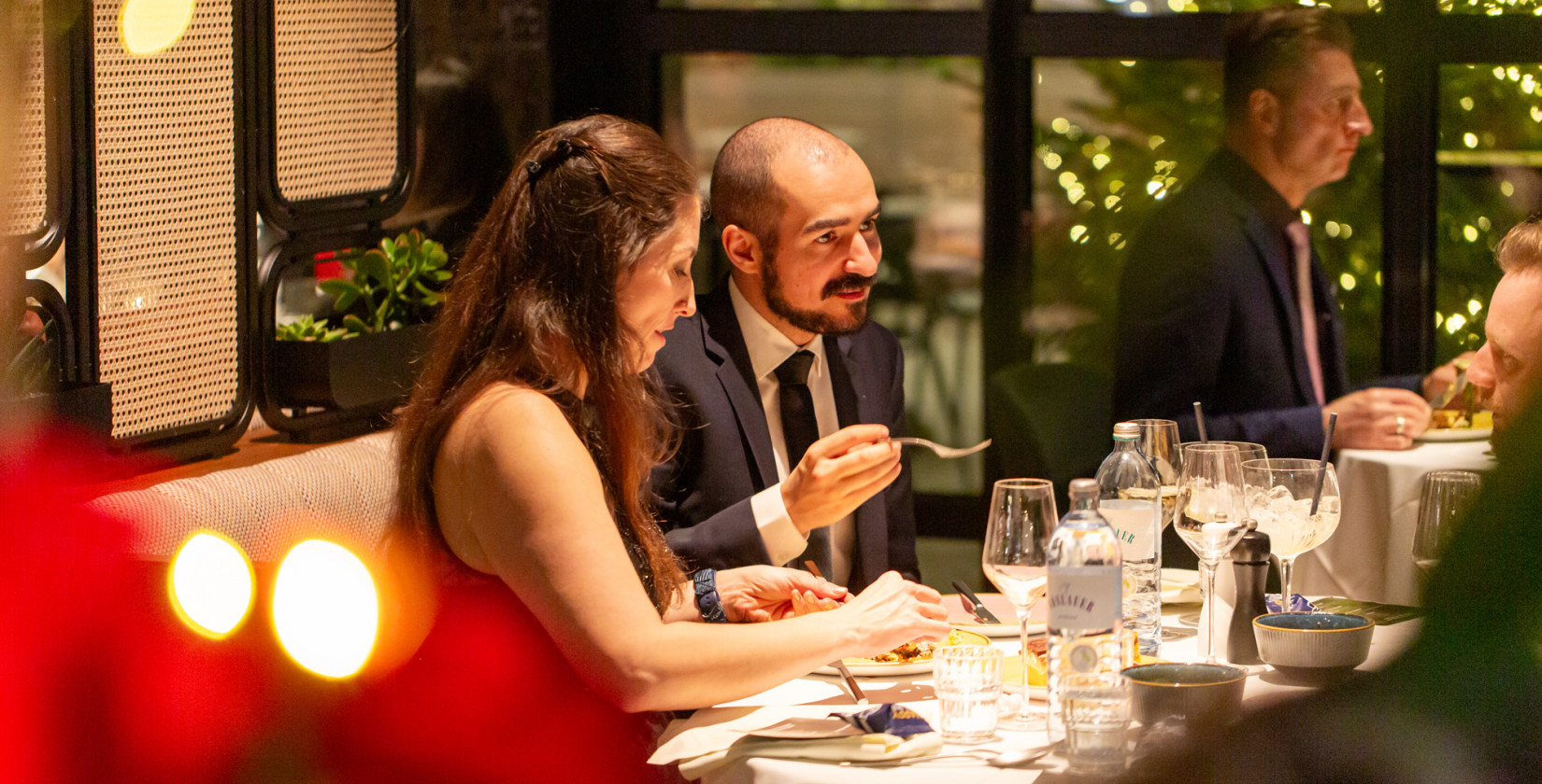 Zwei Personen beim Silvester Dinner im Hotel Schani UNO City