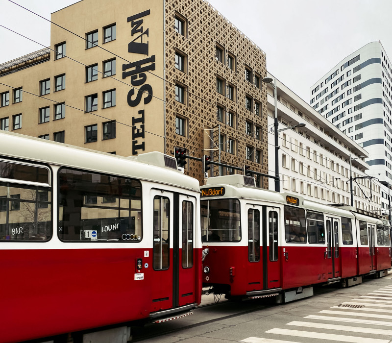 Straßenbahn fährt vor dem Hotel Schani Wien vorbei