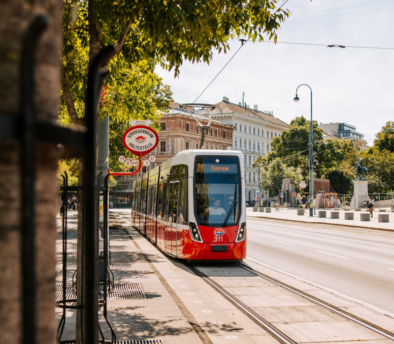Straßenbahn fährt durch Wien