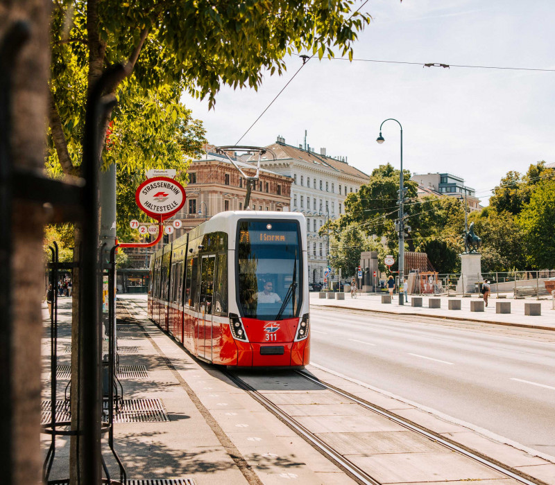 Eine Straßenbahn, die durch Wien fährt