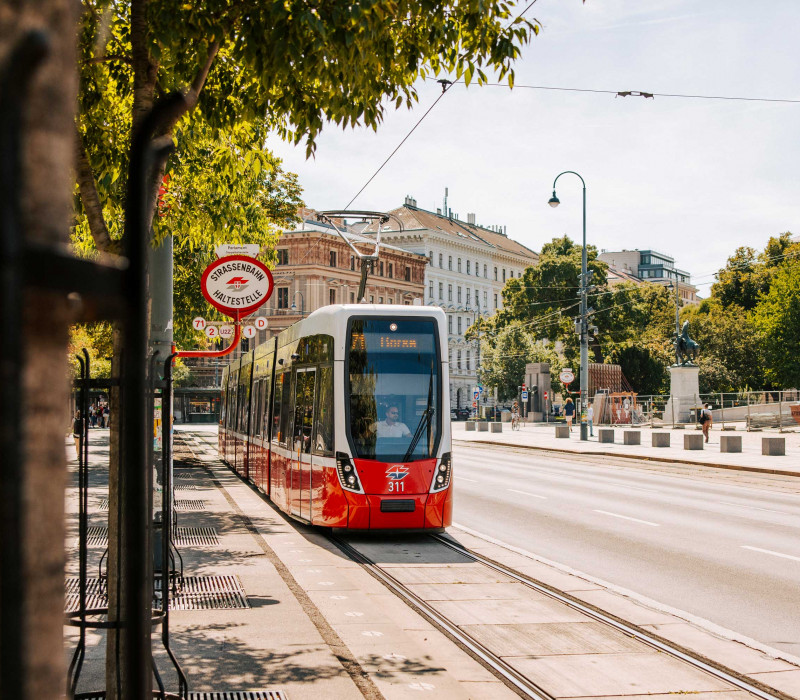 Eine Straßenbahn fährt durch Wien