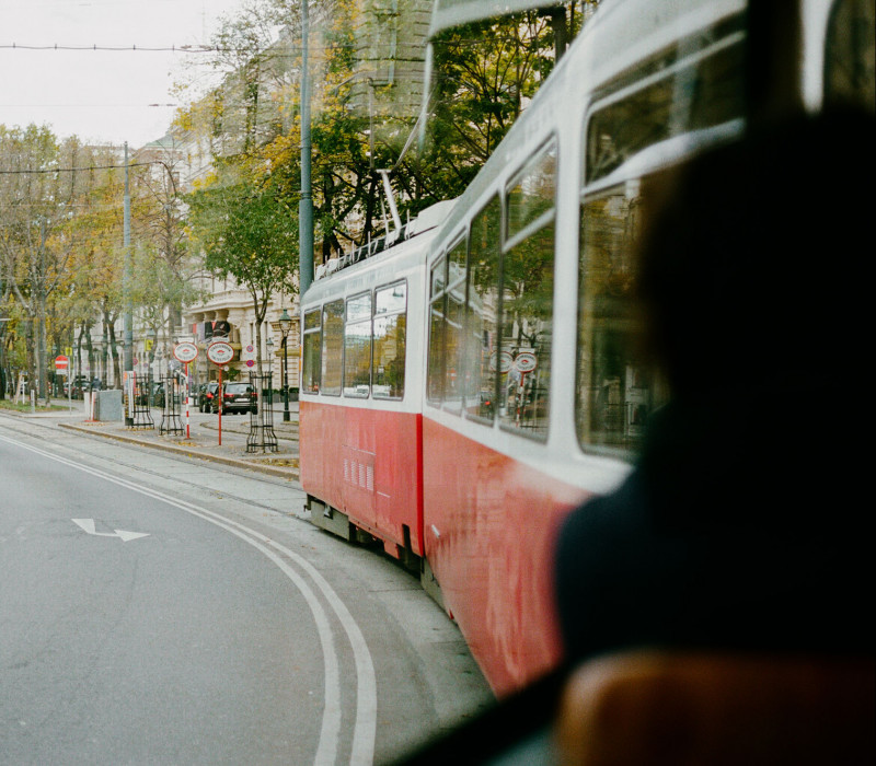 Rote Straßenbahn fährt in der Wiener Innenstadt