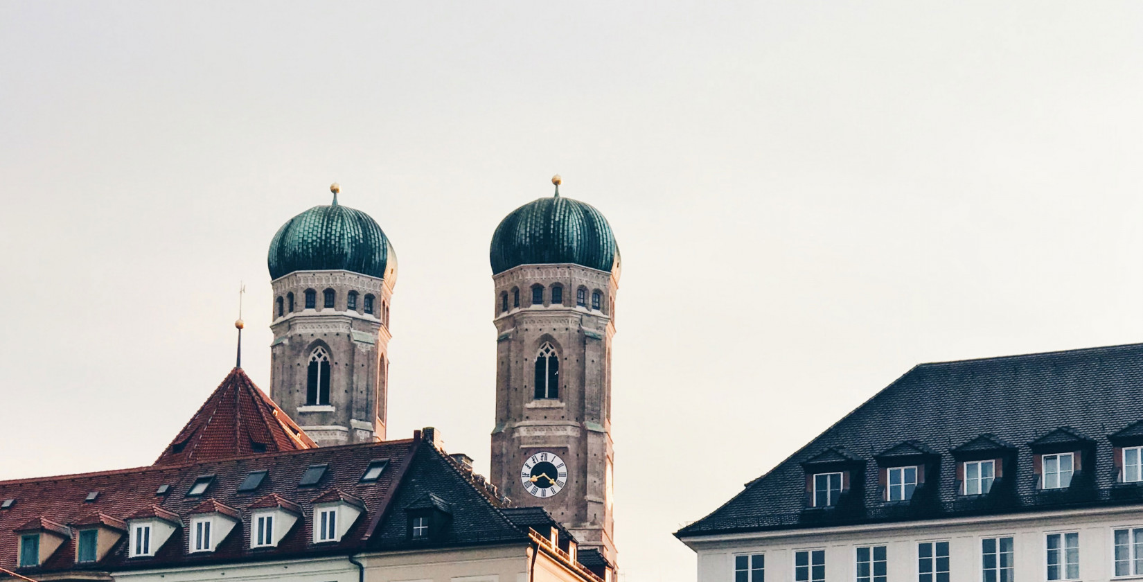 Ausblick auf die zwei Türme der Frauenkirche in München