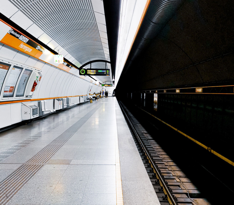 Heller U-Bahnsteig im Zentrum von Wien