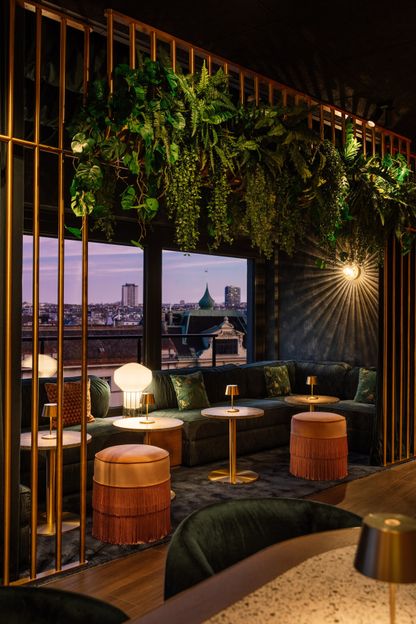 Sitzplätze mit Blick auf Wien in der Vieami Rooftop Bar 