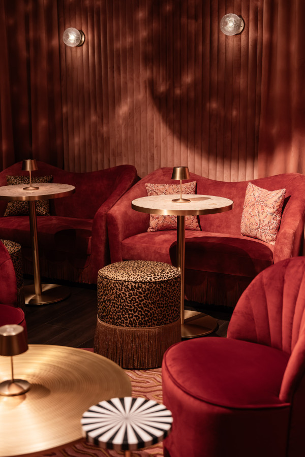 Sitzbänke im Pink Room in der Vieami Rootop Bar